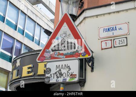 Bratislava, Slowakei - 15. März 19: Cumil, die Statue des Mannes bei der Arbeit, aka, der Beobachter. Berühmte Skulptur in Bratislava, Slowenien, die eine Kläranlage darstellt Stockfoto