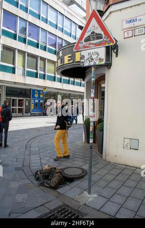 Bratislava, Slowakei - 15. März 19: Cumil, die Statue des Mannes bei der Arbeit, aka, der Beobachter. Berühmte Skulptur in Bratislava, Slowenien, die eine Kläranlage darstellt Stockfoto