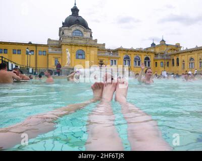 Budapest, Ungarn - 11th. März 2018: Szechenyi Bad & Pool, die Meistbesuchte und viel gepriesene Attraktion in Budapest. Der neobarocke Palast ist loca Stockfoto