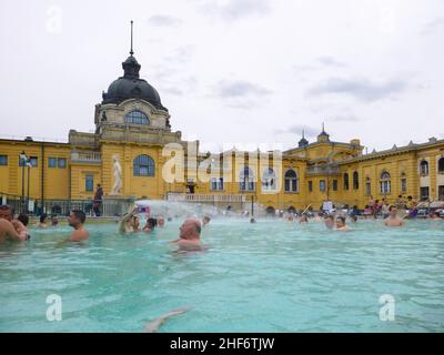 Budapest, Ungarn - 11th. März 2018: Szechenyi Bad & Pool, die Meistbesuchte und viel gepriesene Attraktion in Budapest. Der neobarocke Palast ist loca Stockfoto