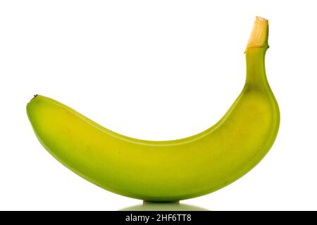 Eine organische grüne Banane, Makro, isoliert auf Weiß. Stockfoto