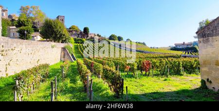 Saint Emilion in der Region Bordelais in Frankreich ist berühmt für seine guten Weine Stockfoto