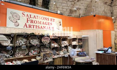 Käse- und Wurstspezialitäten von Saint Emilion in der Region Bordelais in Frankreich, berühmt für Spitzenweine Stockfoto