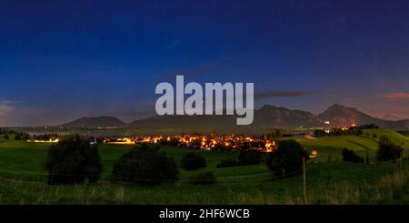 Tag-Nacht-Übergang am Forggensee Stockfoto