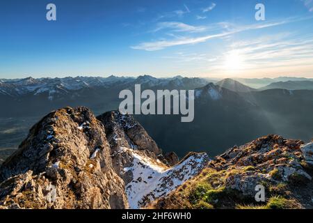 Sonnenuntergang in den Allgäuer Alpen an einem schönen Herbsttag. Blick von Aggenstein über das Tannheimer Tal, Tirol, Österreich, Europa Stockfoto