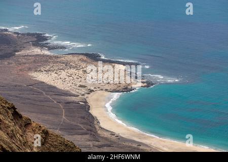 Blick von Mirador del Rio auf den einsamen Strand Playa del Risco, Lanzarote, Kanaren, Kanarische Inseln, Spanien, Europa Stockfoto