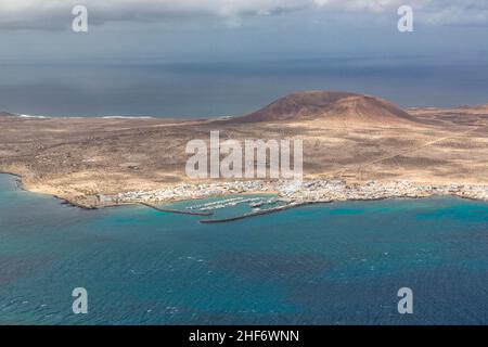 Blick von Mirador Del Rio auf Caleta del Sebo, Montaña del Mojón Vulkan, 185 m, La Graciosa Insel, Kanaren, Kanarische Inseln, Spanien, Europa Stockfoto