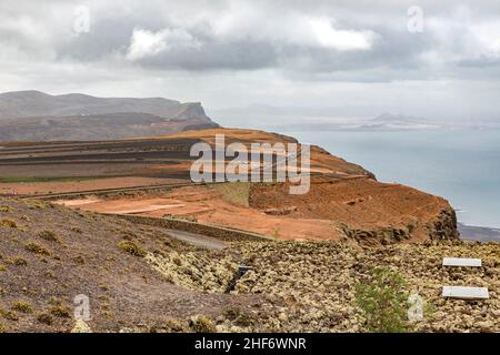 Blick vom Mirador del Rio auf Mirador de Guinate, Lanzarote, Kanaren, Kanarische Inseln, Spanien, Europa Stockfoto