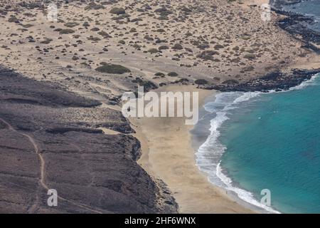 Blick von Mirador del Rio auf den einsamen Strand Playa del Risco, Lanzarote, Kanaren, Kanarische Inseln, Spanien, Europa Stockfoto