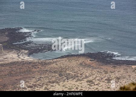 Blick vom Mirador del Rio auf den Lavastrand von Playa del Risco, Lanzarote, Kanaren, Kanarische Inseln, Spanien, Europa Stockfoto