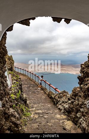 Blick vom Mirador del Rio auf die Insel La Graciosa, Lanzarote, Kanaren, Kanarische Inseln, Spanien, Europa Stockfoto