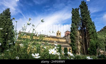 Südseite der Abtei Sainte Marie de Fontfroide in der Nähe von Narbonne. Ehemalige Zisterzienserabtei, gegründet 1093. Stockfoto