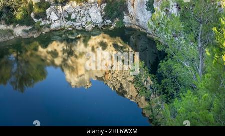 Kalksteinschlucht bei Fleury d'Aude, die mit dem Mittelmeer verbunden ist und einen See bildet. Das Hotel liegt im Parc naturel régional de la Narbonnaise en Méditerranée. Stockfoto