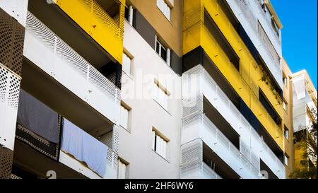 Hochhausfassade im Mosson-Viertel in Montpellier. Stockfoto