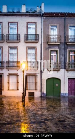 Place de Verdun in Narbonne im Herbst. Stockfoto