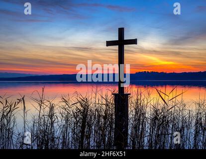 König Ludwig II. Gedenkkreuz am Starnberger See, Berg, Oberbayern, Bayern, Deutschland, Europa Stockfoto