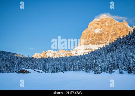 Die Alpe Pezie de Paru im Winter von der Tofana von Rozes von der Morgensonne beleuchtet, Dolomiten, Cortina di Ampezzo, Provinz Belluno, Venetien, Italien Stockfoto