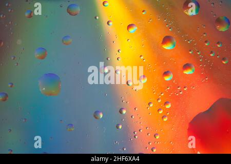 Ölblasen auf der Wasseroberfläche, mehrfarbiger Hintergrund, abstraktes Bild Stockfoto