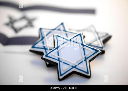 Köstliche festliche Hanukkah-Kekse zum Feiern auf einem hölzernen Hintergrund. Nahaufnahme. Stockfoto