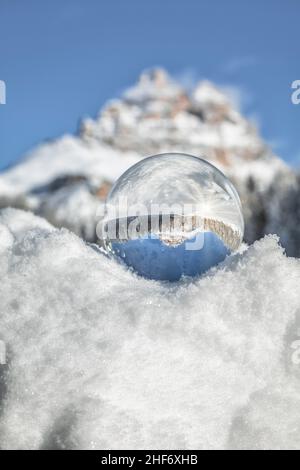 Tre Cime di Lavaredo, Dolomiten, im Winter durch eine Kristallkugel gesehen, verschneite Landschaft, Auronzo di Cadore, Belluno, Venetien, Italien Stockfoto