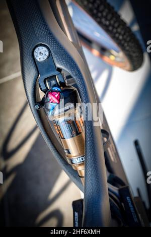 E-Bike E-mtb, hinterer Stoßdämpfer, Nahaufnahme Stockfoto