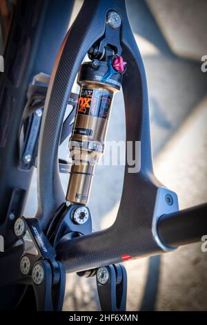 E-Bike E-mtb, hinterer Stoßdämpfer, Nahaufnahme Stockfoto