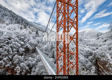 Italien, Venetien, Belluno, Gemeinde Longarone, Schnee auf der Hängebrücke über die Schlucht des Flusses Mae in Igne Stockfoto