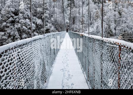 Italien, Venetien, Belluno, Gemeinde Longarone, Schnee auf der Hängebrücke über die Schlucht des Flusses Mae in Igne Stockfoto