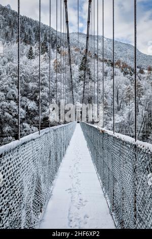 Italien, Venetien, Belluno, Gemeinde Longarone, Schnee auf der Hängebrücke über die Schlucht des Flusses Mae in Igne Stockfoto