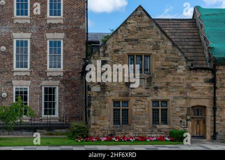 Durham, Großbritannien - 14th. Juli 2019: Durham Castle, neben der Kathedrale von Durham im Stadtzentrum. Wunderschöne historische Gebäude, die derzeit als Unterkunft genutzt werden Stockfoto