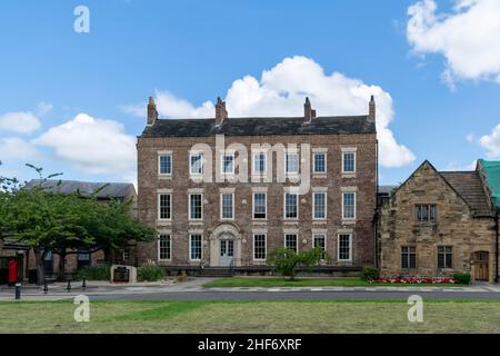 Durham, Großbritannien - 14th. Juli 2019: Durham Castle, neben der Kathedrale von Durham im Stadtzentrum. Wunderschöne historische Gebäude, die derzeit als Unterkunft genutzt werden Stockfoto