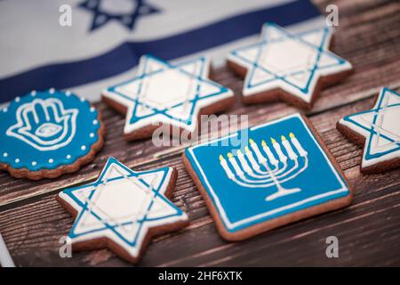 Köstliche festliche Hanukkah-Kekse zum Feiern auf einem hölzernen Hintergrund. Nahaufnahme. Stockfoto