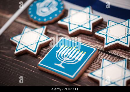 Köstliche festliche Hanukkah-Kekse zum Feiern auf einem hölzernen Hintergrund. Nahaufnahme. Stockfoto