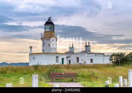 Blick auf den Leuchtturm von Chanonry Point bei Sonnenuntergang im Sommer in Higlands of Scotland. Stockfoto