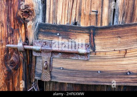 Italien, Belluno, Agordino, antiker Bolzen an alter Holztür in den Dolomiten Stockfoto