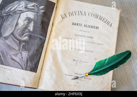 Göttliche Komödie, das berühmteste Erzählgedicht des italienischen Dichters Dante Alighieri in einem Buch, das im Jahr 1889 herausgegeben wurde Stockfoto