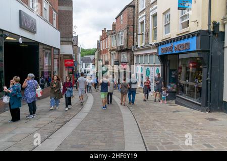 Durham, Großbritannien - 14th. Juli 2019: Das Stadtzentrum von Durham ist eine historische Altstadt, berühmt für ihre Kathedrale, Universität und lebendige Studentenkultur. Pflasterpflaster Stockfoto