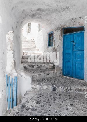 Typische Gasse und Treppe in Oia auf der griechischen Insel Santorin. Stockfoto