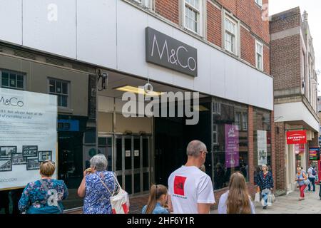 Durham, Großbritannien - 14th. Juli 2019: M & Co im Stadtzentrum von Durham Exterior. Der Laden zieht von seinem Platz in Prince Bishops an seinen neuen Standort. Sh Stockfoto