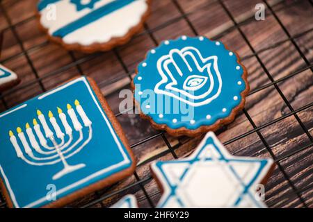 Köstliche festliche Hanukkah-Kekse zum Feiern auf einem hölzernen Hintergrund. Nahaufnahme. Stockfoto