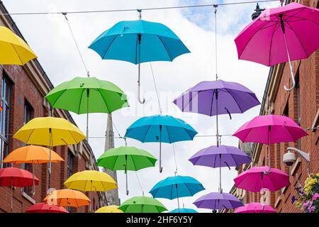 Durham, Großbritannien - 14th. Juli 2019: Umbrella Street ist die Sommerinstallation des Prince Bishops Shopping Centers, die unsere bewölkten Tage erhellen soll. Vib Stockfoto