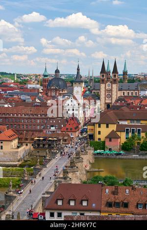 Blick von der Festung Marienberg auf die historische Altstadt und die Alte Mainbrücke von Würzburg und den Main, Unterfranken, Franken, Bayern, Deutschland Stockfoto