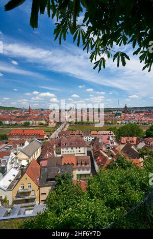 Blick von der Festung Marienberg auf die historische Altstadt und die Alte Mainbrücke von Würzburg und den Main, Unterfranken, Franken, Bayern, Deutschland Stockfoto