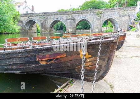 14th. Juli 2019 - Durham, England, Großbritannien: Ruderboote Reihen sich auf dem Wear River im Stadtzentrum von Durham an, das für seine Universität berühmt ist. Schönes Grün Stockfoto