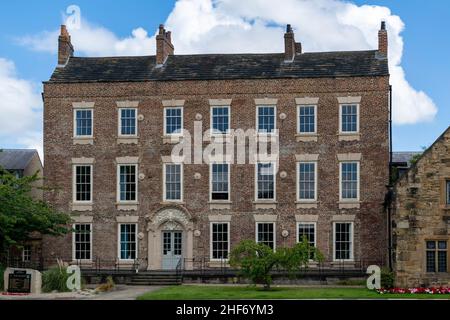 Durham Castle, neben der Kathedrale von Durham im Stadtzentrum. Schönes historisches Gebäude im Stadtzentrum, das derzeit als Unterkunft für Stude genutzt wird Stockfoto