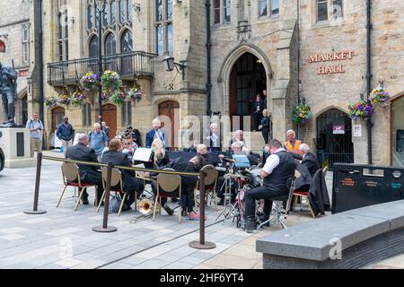 Durham, Großbritannien - 14th. Juli 2019: Eine Gruppe von Männern und Frauen hat eine Live-Show im Stadtzentrum von Durham, Großbritannien, durchgeführt. Spielen einer Vielzahl von Instrumenten für Einheimische Stockfoto