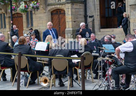 Durham, Großbritannien - 14th. Juli 2019: Eine Gruppe von Männern und Frauen hat eine Live-Show im Stadtzentrum von Durham, Großbritannien, durchgeführt. Spielen einer Vielzahl von Instrumenten für Einheimische Stockfoto