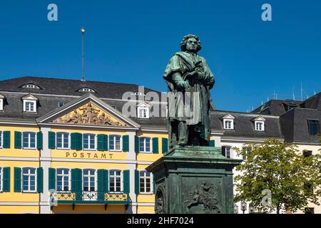 Beethoven-Denkmal auf dem Münsterplatz vor dem ehemaligen Hauptpostamt, Bonn, Rheintal, Nordrhein-Westfalen, Deutschland Stockfoto