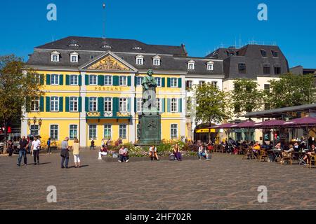 Beethoven-Denkmal auf dem Münsterplatz vor dem ehemaligen Hauptpostamt, Bonn, Rheintal, Nordrhein-Westfalen, Deutschland Stockfoto