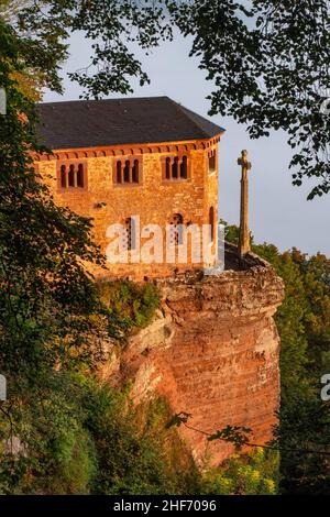 Klause über Nebelmeer in Kastel-Staadt, Saartal, Naturpark Saar-Hunsrück, Rheinland-Pfalz, Deutschland Stockfoto